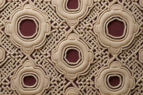 Motivo intricato di un tessuto artigianale, con dettagli ricamati